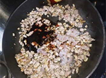 step8: 加入蝦仁、蠔油、老抽、砂糖及雞粉拌勻