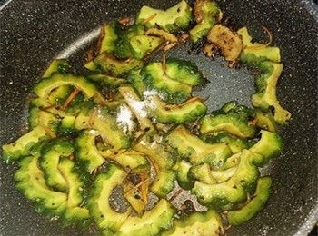 step10: 加入<span class="group_3">調味</span>料，炒勻。(加入適量清水