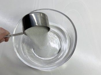 step6: 於碗中加入熱水和砂糖，將砂糖攪至溶解。