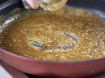 step3: 燒熱油，加入沙嗲醬、花生醬、蜜糖、魚露，煮3分鐘，將醬汁淋入魚片上。Heat the oil, put in satay sauce, peanut butter, honey, fish sauce, cook 3 mins. Pour the sauce into fish fillet.