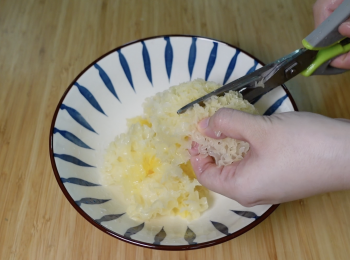 step1: 古田雪耳用水洗乾淨，浸發後，剪掉底下深啡的部分，剪小塊