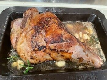 step4: 羊髀正面向上，將真空袋的材料和水份加入已煎封的羊髀煎盤，再加入雞湯煮滾