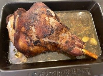 step7: 自己測試羊髀是否夠腍身，如果未腍可以蓋上錫紙用169度多焗一陣，焗盤所有精華刮起留起煮醬汁。