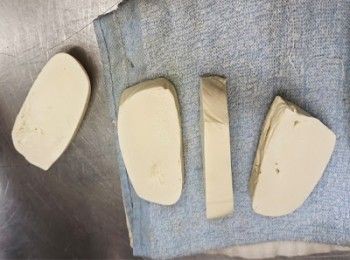 step1: 每件豆腐直切分4份，用乾布吸走多餘水份