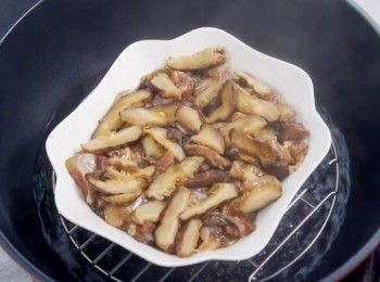 step5: 隔水蒸20分鐘，放上葱絲，完成Steam over boiling water for 20 minutes. Add spring onion. Done.