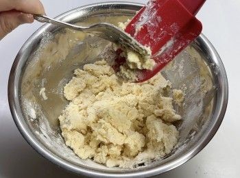 step4: 用膠刮混合成團。