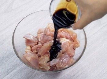 step3: <a href="https://bit.ly/2ZxapeY" target="_blank" data-keyword="雞扒" class="guide-link"><strong>雞扒</strong></a> <span style="display:inline-block;vertical-align:middle;margin-top:-3px;color:initial;border-radius:3px;padding:2px 3px;font-size:12px;line-height:14px;background:#87d300;color:#fff;">即買</span> 切件，醃10分鐘後置碟上Cut chicken breasts into pieces. Marinate for 10 minutes. Place on plate.
