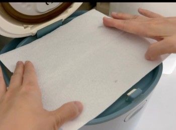 step5: 鋪上廚房紙（以防倒汗水），蓋上電飯煲蓋，調校至保溫模式，待30分鐘。