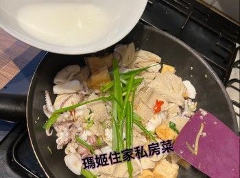 step7: 最後加入生粉水炒 熄火 試味➡️放入碟上