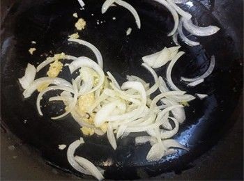 step6: 燒熱油，加入洋蔥絲，蒜蓉炒香