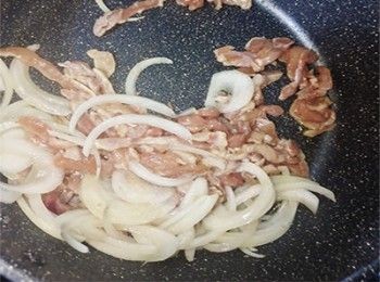 step7: 起油鑊，加入薑絲，洋蔥，肉絲炒香
