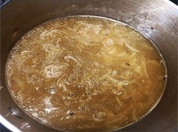 step6: 加入白蘭地及牛高湯煮滾