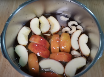 step2: 將所有材料放入湯鍋，加水煲