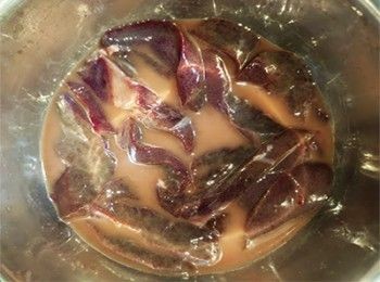 step2: 腌料拌勻加入豬潤拌勻，腌30分鐘