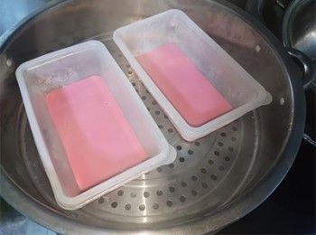 step4: 加入80-85g粉<span class="group_2">紅色</span>漿液，中大火蒸4分鐘