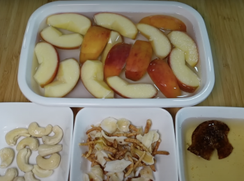 step1: 將太子參、乾百合、腰果和椰棗洗乾淨，用水浸泡，椰棗浸10分鐘，去核，剪小塊，其他浸30分鐘；陳皮洗乾淨，用水浸至軟身，刮囊，保留浸陳皮的水；蘋果先處理表面的蠟(詳細步驟參考Youtube影片)，去芯，切塊