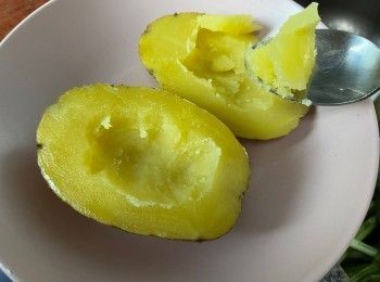 step3: 挖去中間少許馬鈴薯，以便釀入餡料。
