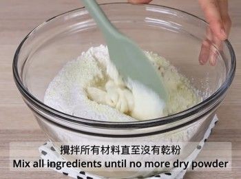 step6: 加入牛奶、蛋、酵母、糖、麵粉、奶粉、鹽、湯種，攪拌所有材料直至沒有乾粉。靜置15分鐘