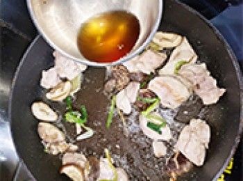 step15: 加入花雕酒抄勻