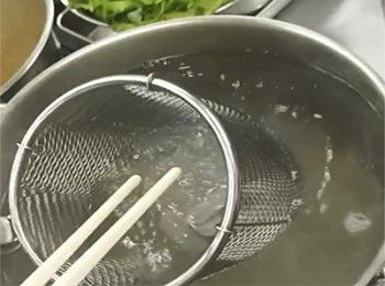step7: 豬潤灼25-30秒，放在麵上