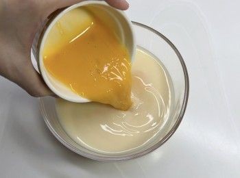 step8: 加入全蛋液。然後將<span class="group_2">蛋漿</span>過篩一次，雪三十分鐘。