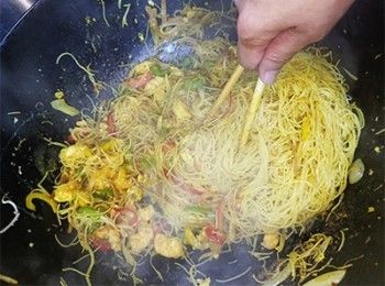 step12: 轉用筷子，翻炒至醬料分佈均勻在米粉上