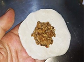 step13: 用掌心輕輕按下成長圓形，撥入10-12g<span class="group_4">餡料</span>