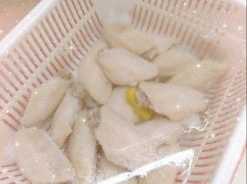 step5: 薑片加入水中（水必需蓋過<a href="https://bit.ly/3zHU5V3" target="_blank" data-keyword="雞翼" class="guide-link"><strong>雞翼</strong></a> <span style="display:inline-block;vertical-align:middle;margin-top:-3px;color:initial;border-radius:3px;padding:2px 3px;font-size:12px;line-height:14px;background:#87d300;color:#fff;">即買</span> ），大火煲滾水，然後加入<a href="https://bit.ly/3zHU5V3" target="_blank" data-keyword="雞翼" class="guide-link"><strong>雞翼</strong></a> <span style="display:inline-block;vertical-align:middle;margin-top:-3px;color:initial;border-radius:3px;padding:2px 3px;font-size:12px;line-height:14px;background:#87d300;color:#fff;">即買</span> ，轉小火煮約10-15分鐘，盛起，過冷河，然後放入冰水中浸泡30分鐘