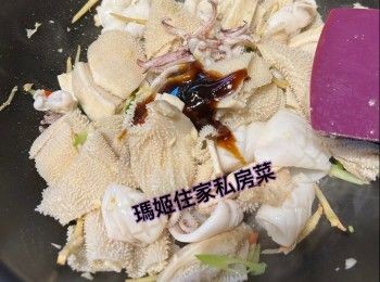 step5: 之後落魷魚牛栢葉炒下➡️讚一瓶蓋紹興酒落去炒下➡️加雞粉 糖 生抽 鹽 炒下➡️再加蠔油炒