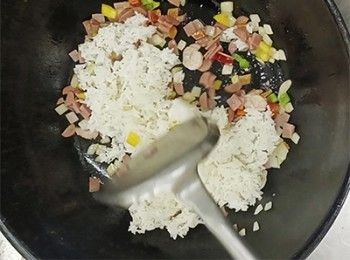 step6: 加入白飯炒勻