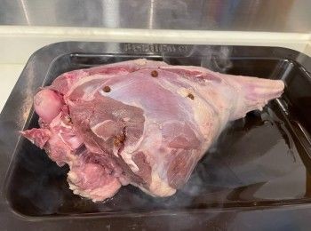 step3: 羊髀慢煮後拆除真空袋，袋中材料和水份保留備用，羊髀印乾水份，羊髀進行煎封，煎封後贊上2湯匙白酒。同時間預熱水波爐240度