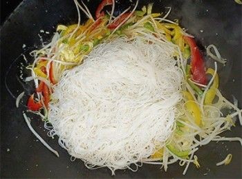 step9: 加入米粉及彩椒絲拌勻