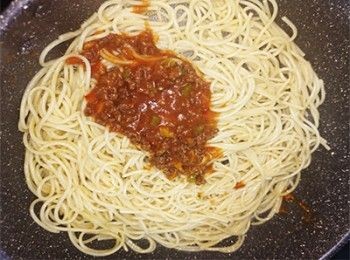 step16: 加入意粉及2湯匙肉醬略炒