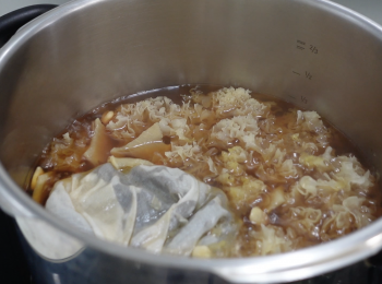 step3: 除了雪耳外，將其他材料加入壓力鍋，加水煮；壓力鍋：大火加壓至第二條壓力線，轉小火煮5分鐘，關火解壓後加入雪耳，開蓋大火煮10-15分鐘即可；一般鍋：多加水，大火煲滾轉小火煲1小時，加雪耳再煮10-15分鐘
