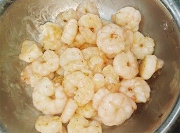 step4: 燒熱油炒熟蝦仁，盛起備用