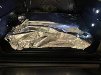 step6: 半小時後取出，留意雞湯有沒有乾水，如乾水需添加少許，蓋上錫紙，爐溫轉160度焗半小時