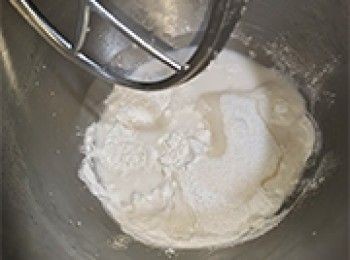 step2: 糯米粉、砂糖、清水倒入盆中，用槳攪打成糰