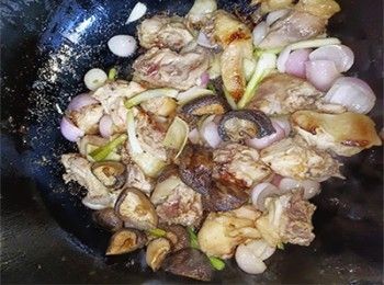 step7: 加入雞件及冬菇炒勻