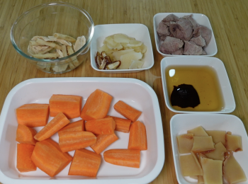 step1: 螺片用水洗乾淨，浸泡至軟，汆水，剪小塊；沙參、海玉竹和淮山用水洗乾淨，用水浸泡30分鐘，海玉竹剪小塊；椰棗浸泡10分鐘，去核，剪小塊；陳皮洗乾淨，浸泡至軟，刮囊；甘筍洗乾淨，削皮，切塊；瘦肉剪小塊，汆水，用水洗乾淨