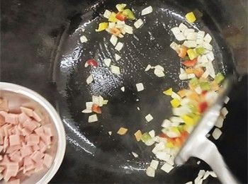 step4: 加入火腿粒、腸仔片、义燒粒，炒勻