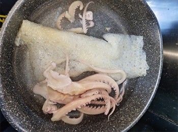 step2: 豬皮，水尤魚鬚滾水拖10分鐘
