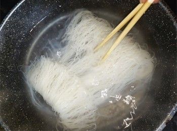 step2: 用筷子打散，浸5分鐘左右