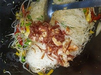 step10: 加入义燒、火腿、蝦仁，翻炒均勻