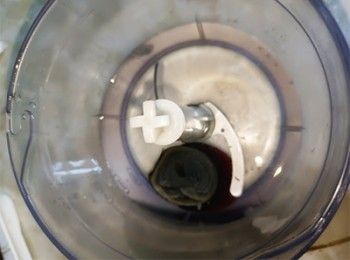 step5: 皮蛋加入300ml水，打成皮蛋水