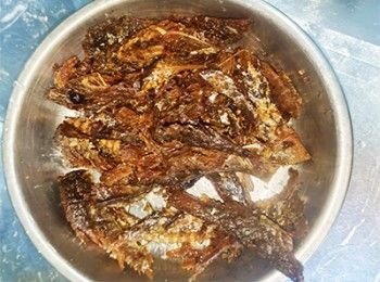 step1: 罐頭內的鯪魚分開盛載