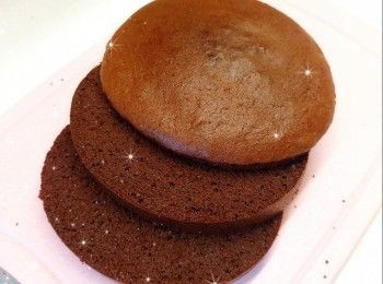 step16: 再舖上另一片蛋糕片，塗上一層忌廉夾餡 2. 最後，舖上面層的蛋糕片，將抹忌廉裝飾塗滿整個蛋糕表面和周圍（由於蛋糕外圍會插上朱古力天鵝羽毛裝飾，所以抹忌廉裝飾不需修飾平整），再用抹刀稍微抹平和修飾，放進雪櫃冷藏至少2小時