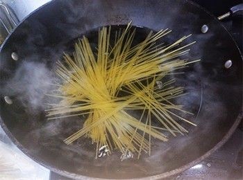 step13: 煲滾水加鹽，加入意粉