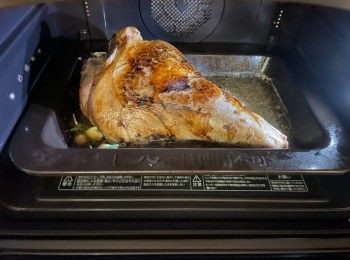 step5: 入爐前夾起Rosemary 和蒜頭，時間焗半小時