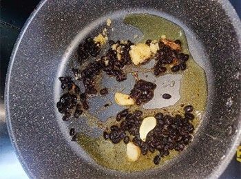 step2: 罐頭內的油及豆豉起鑊，加入薑片及蒜蓉爆香