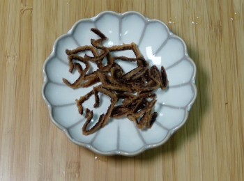step1: 陳皮洗乾淨，浸軟，剪絲